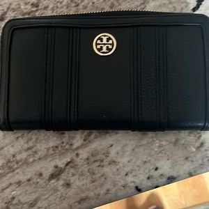 Tory Burch Continental black leather wallet. Excellent condition. Not used.
